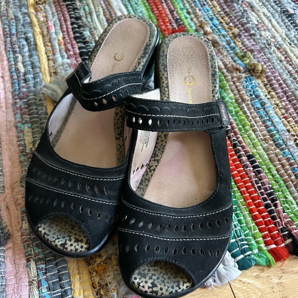 Jambu Black Sandals with Perforated Design and Arch Support - Picture 13 of 15